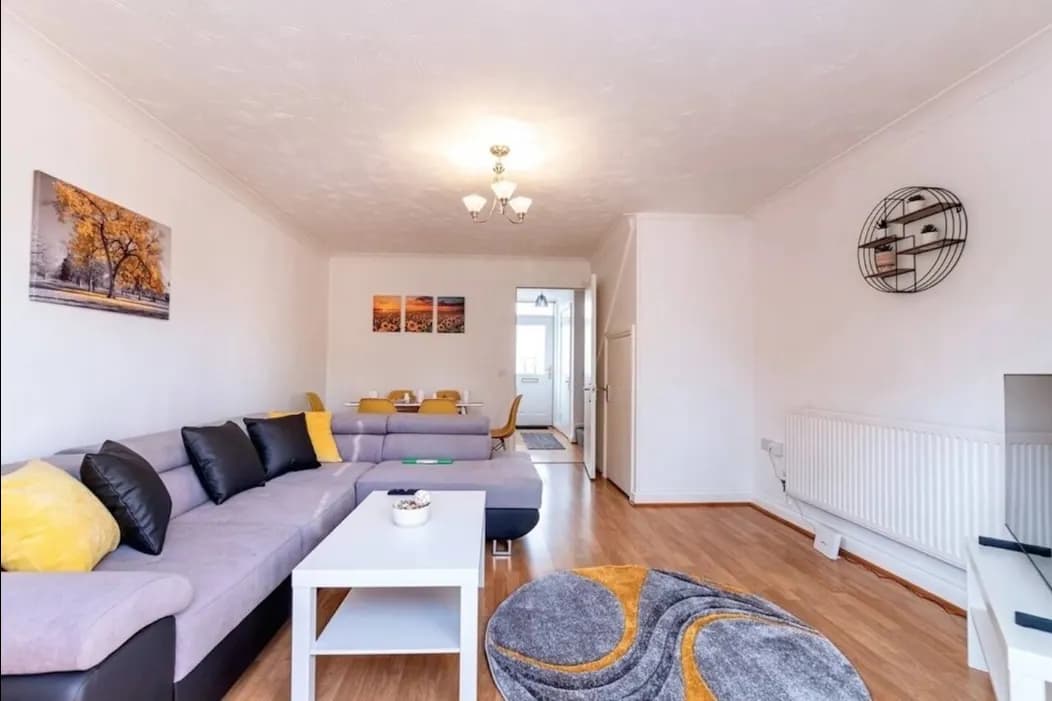 Four-bedroom furnished home in Fletton, image 3