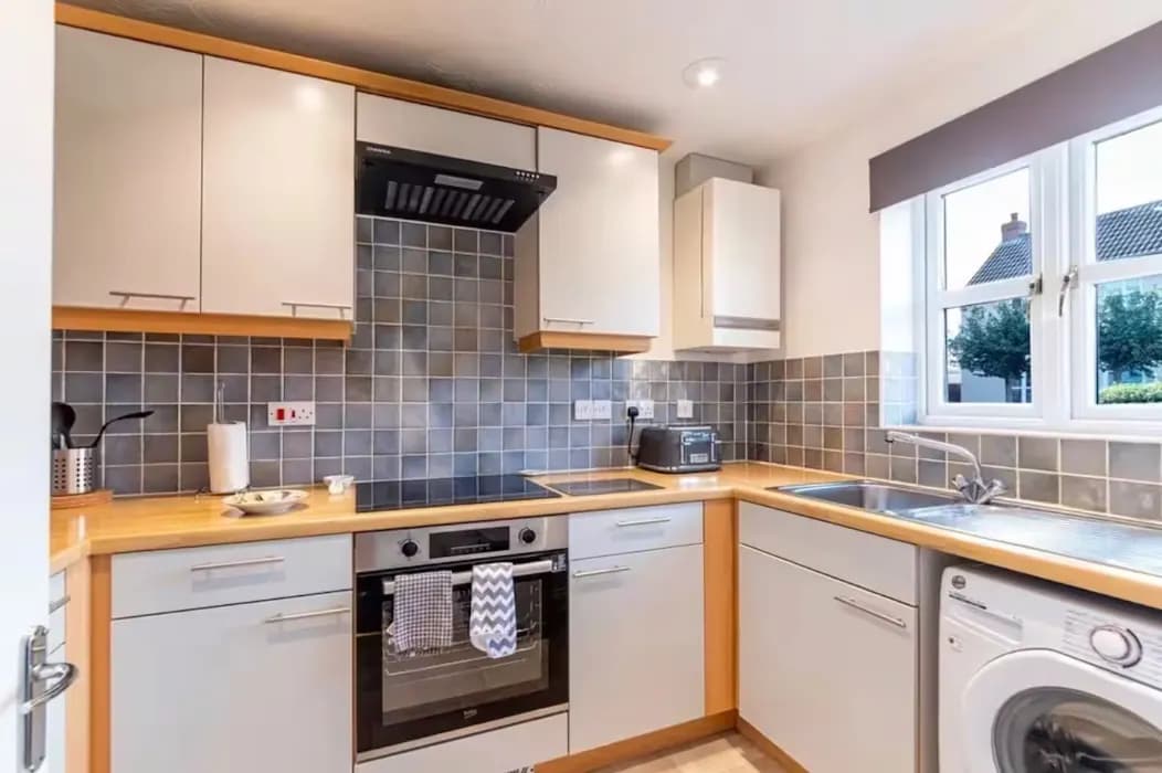 Four-bedroom furnished home in Fletton, image 4